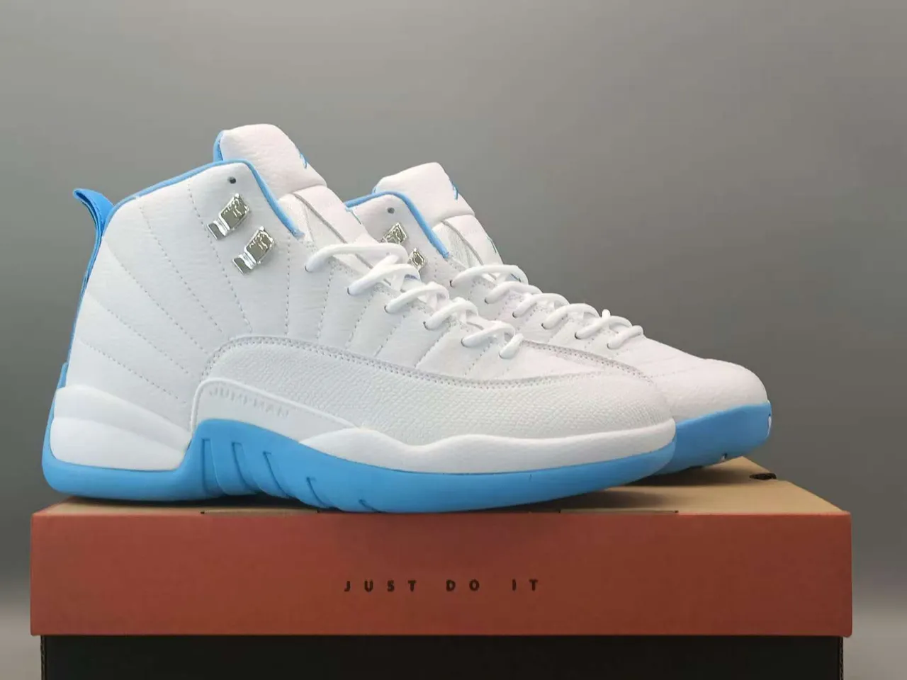 Air Jordan 12 Blanc et Bleu Clair Chaussures de Basketball 2