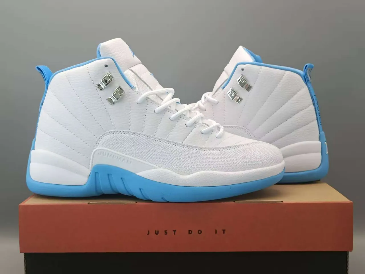 Air Jordan 12 Blanc et Bleu Clair Chaussures de Basketball 3