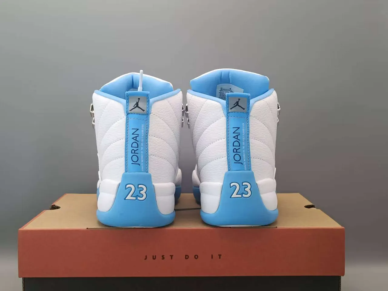 Air Jordan 12 Blanc et Bleu Clair Chaussures de Basketball 4