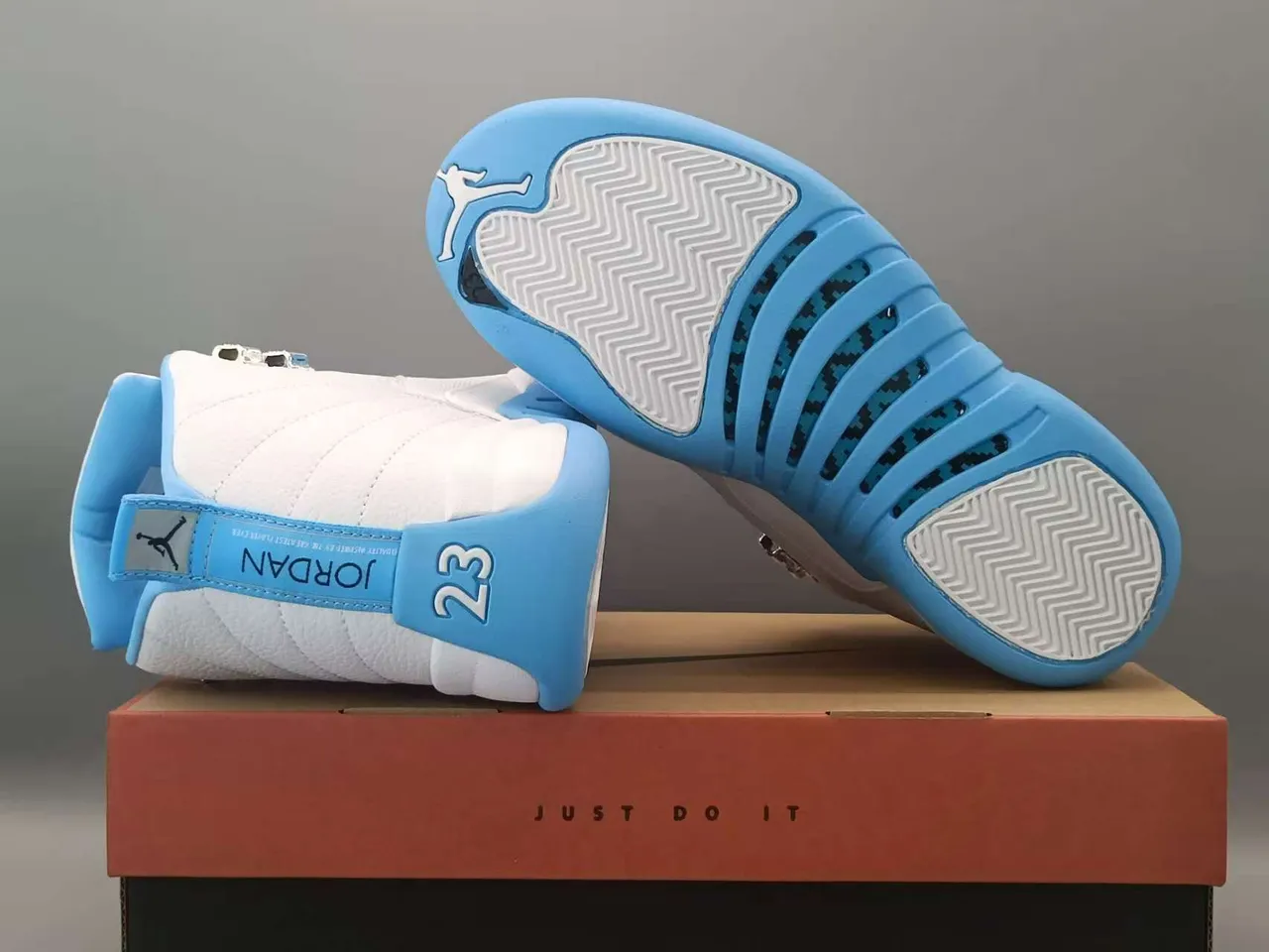 Air Jordan 12 Blanc et Bleu Clair Chaussures de Basketball 5