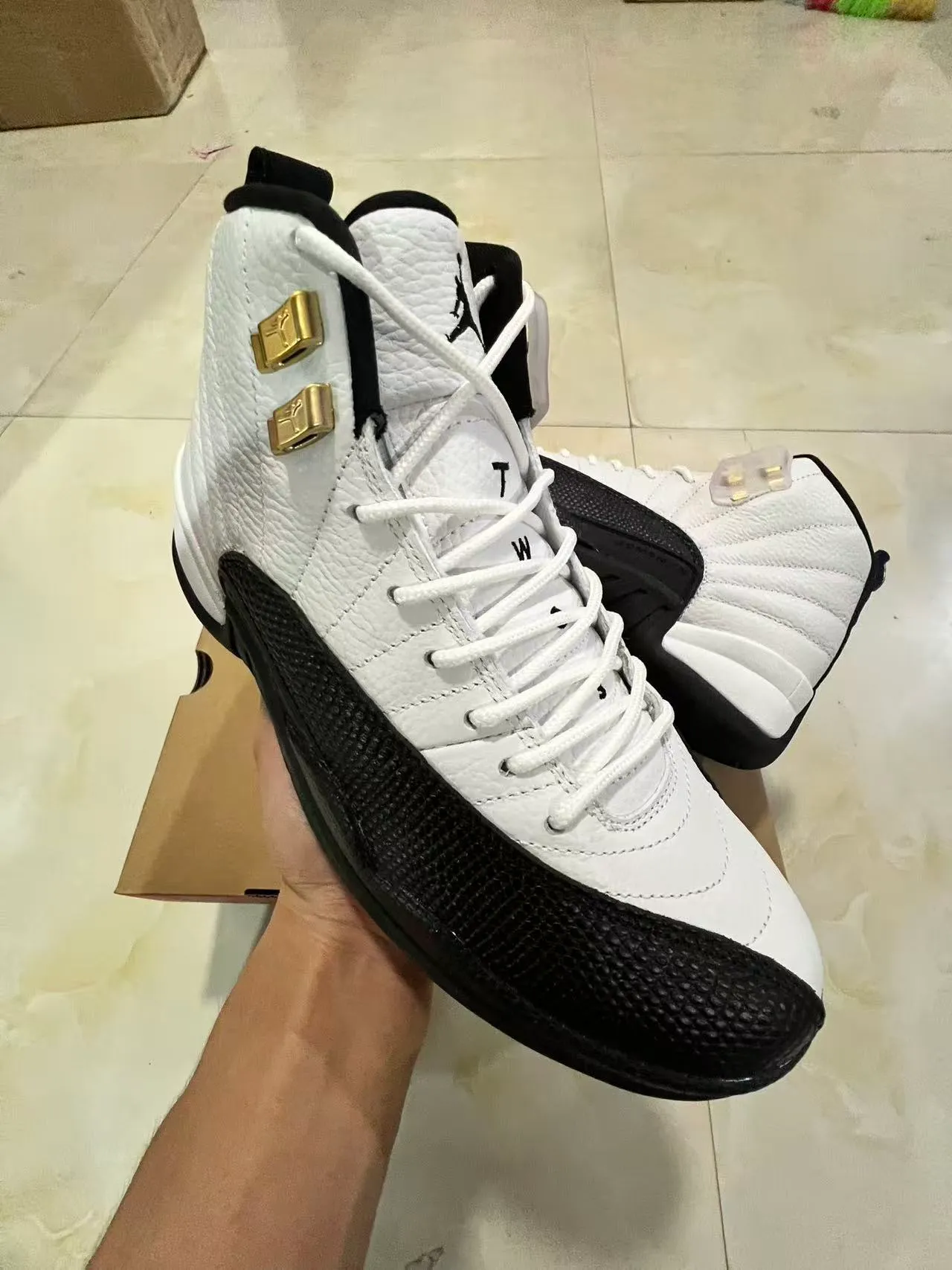 Tênis de basquete Air Jordan 12 branco preto dourado com trava de cadarço 2