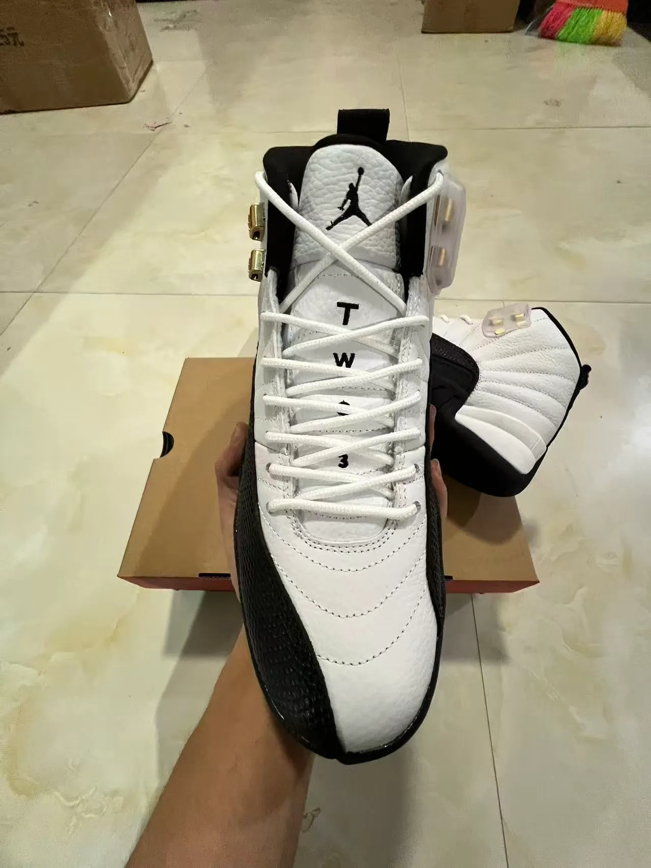 Tênis de basquete Air Jordan 12 branco preto dourado com trava de cadarço 3