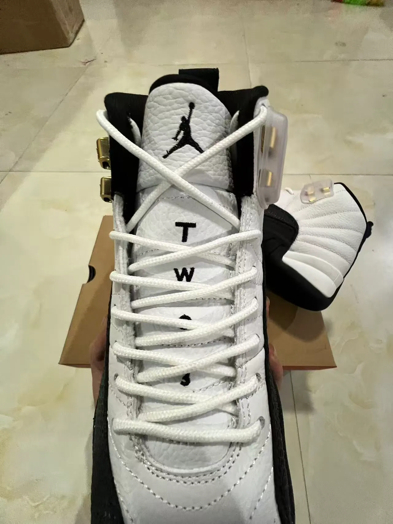 Tênis de basquete Air Jordan 12 branco preto dourado com trava de cadarço 4
