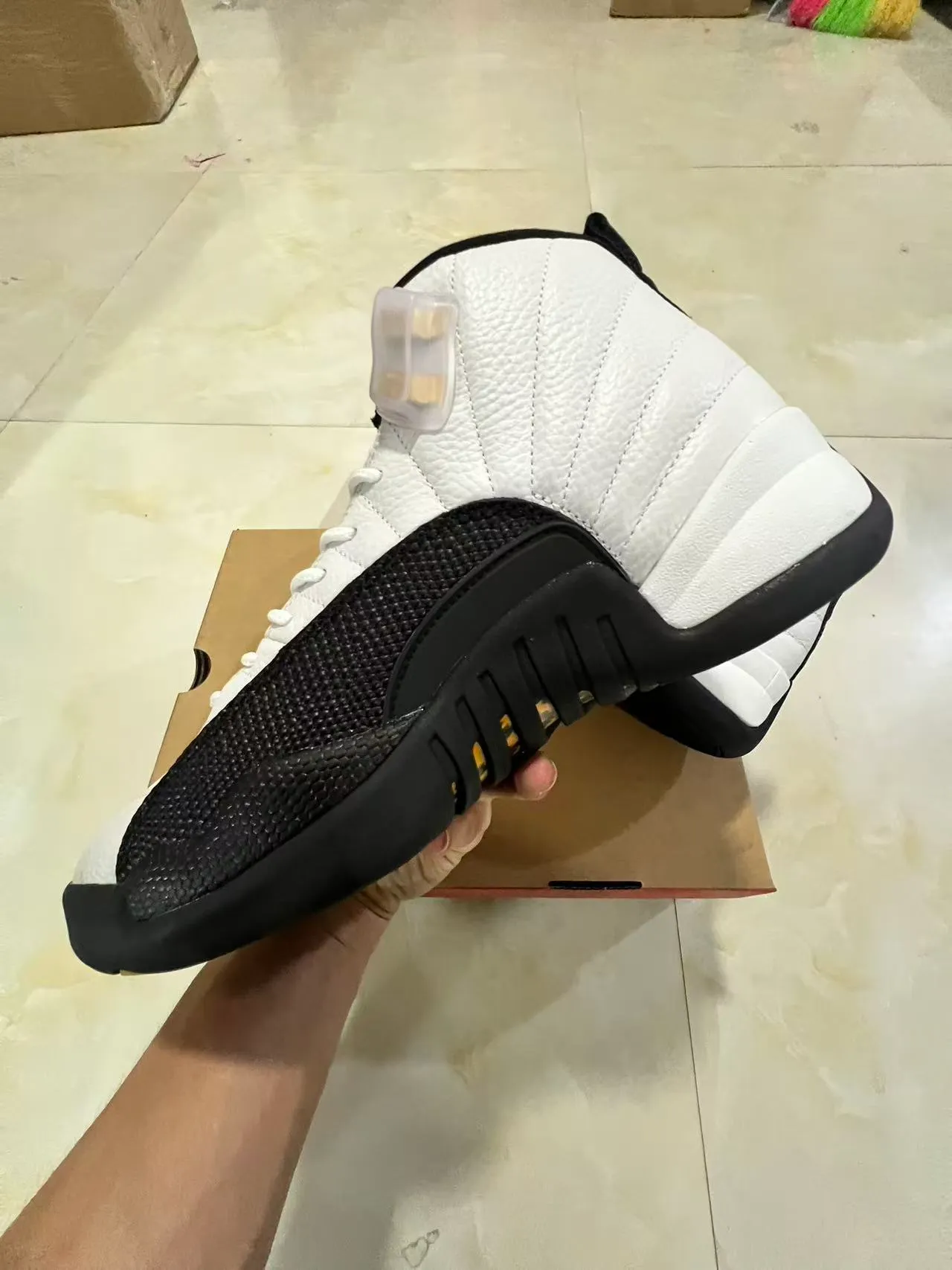 Tênis de basquete Air Jordan 12 branco preto dourado com trava de cadarço 5