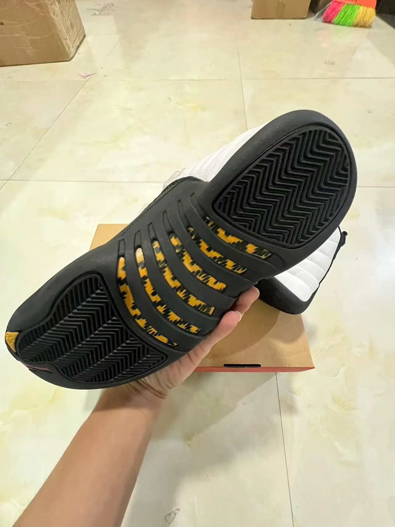 Tênis de basquete Air Jordan 12 branco preto dourado com trava de cadarço 6