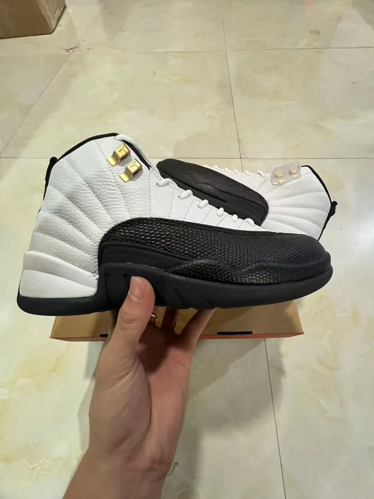 Tênis de basquete Air Jordan 12 branco preto dourado com trava de cadarço 7