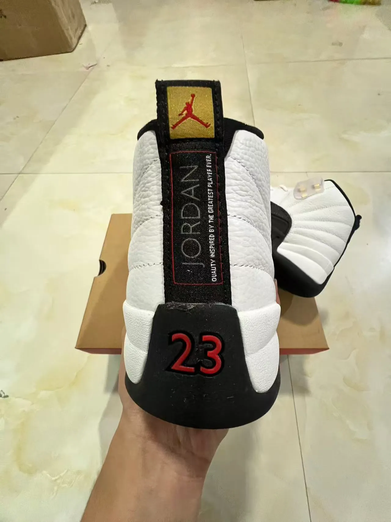Tênis de basquete Air Jordan 12 branco preto dourado com trava de cadarço 8