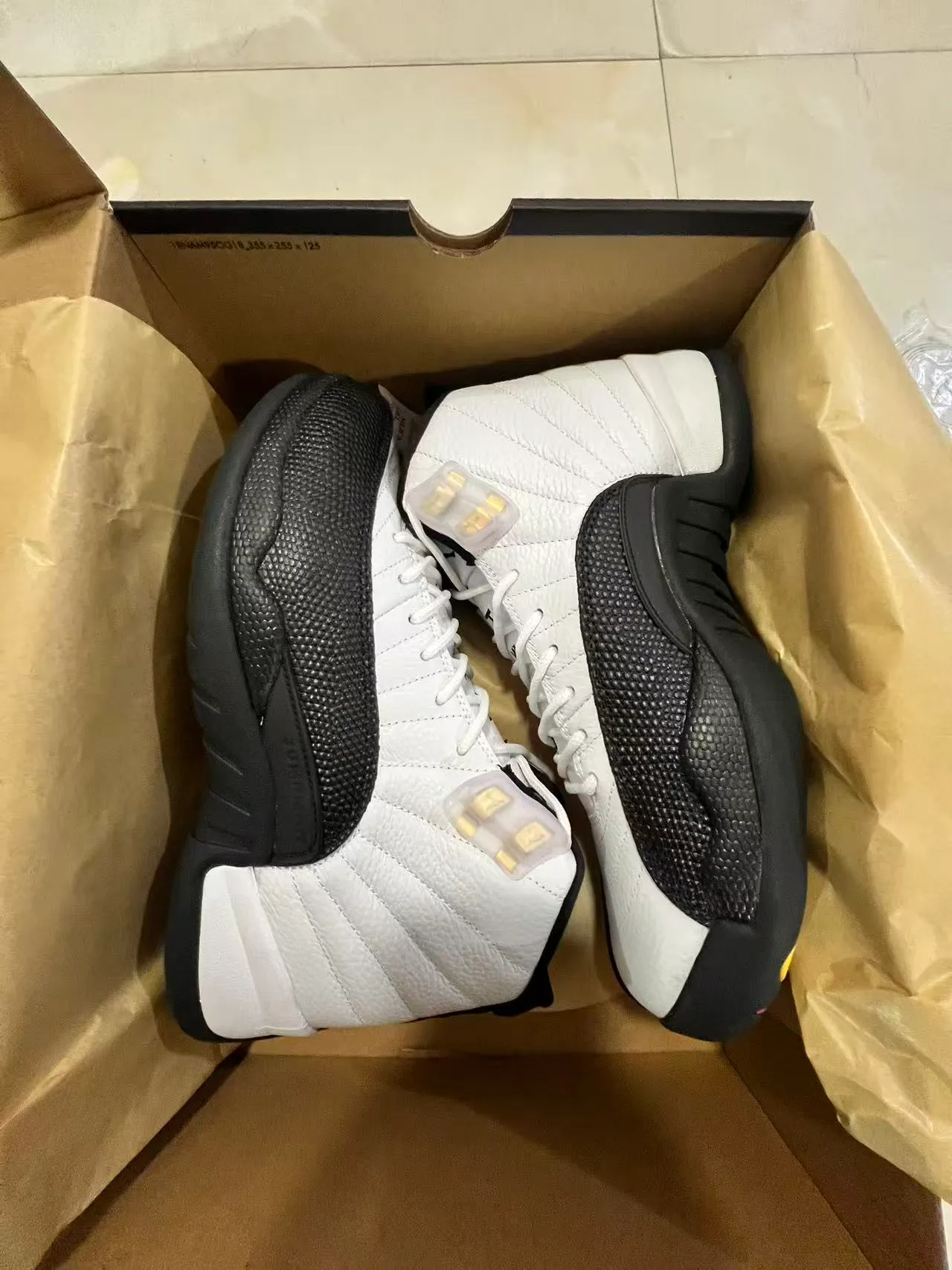 Tênis de basquete Air Jordan 12 branco preto dourado com trava de cadarço 9