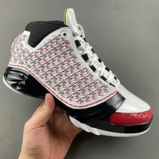 Zapatillas de baloncesto Air Jordan 12 blanco, negro y rojo con puntera craquelada