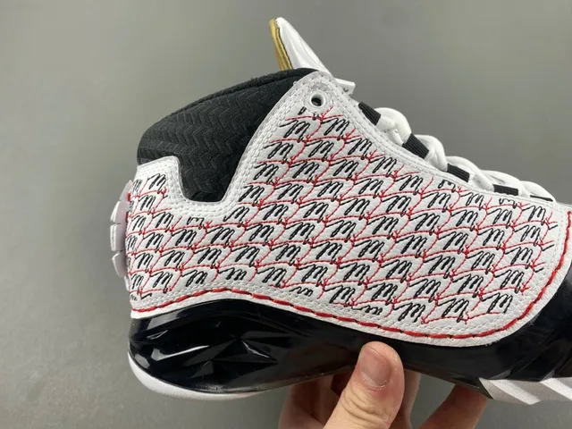 Zapatillas de baloncesto Air Jordan 12 blanco, negro y rojo con puntera craquelada 2