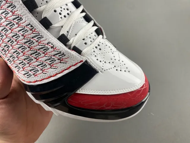 Zapatillas de baloncesto Air Jordan 12 blanco, negro y rojo con puntera craquelada 3