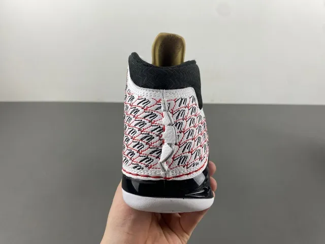 Zapatillas de baloncesto Air Jordan 12 blanco, negro y rojo con puntera craquelada 4