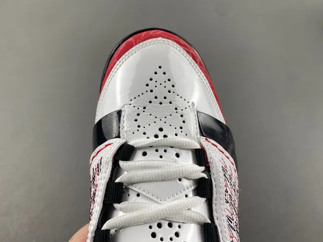 Zapatillas de baloncesto Air Jordan 12 blanco, negro y rojo con puntera craquelada 5