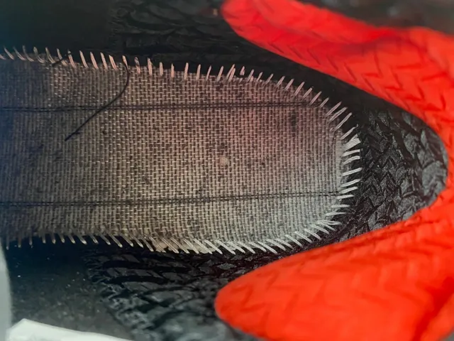 Zapatillas de baloncesto Air Jordan 12 blanco, negro y rojo con puntera craquelada 8