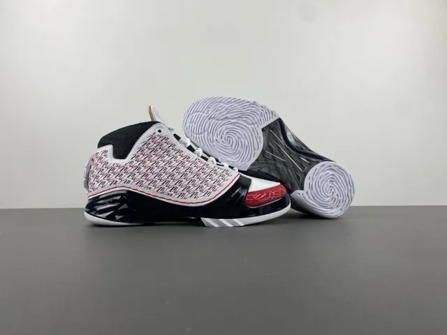 Zapatillas de baloncesto Air Jordan 12 blanco, negro y rojo con puntera craquelada 12