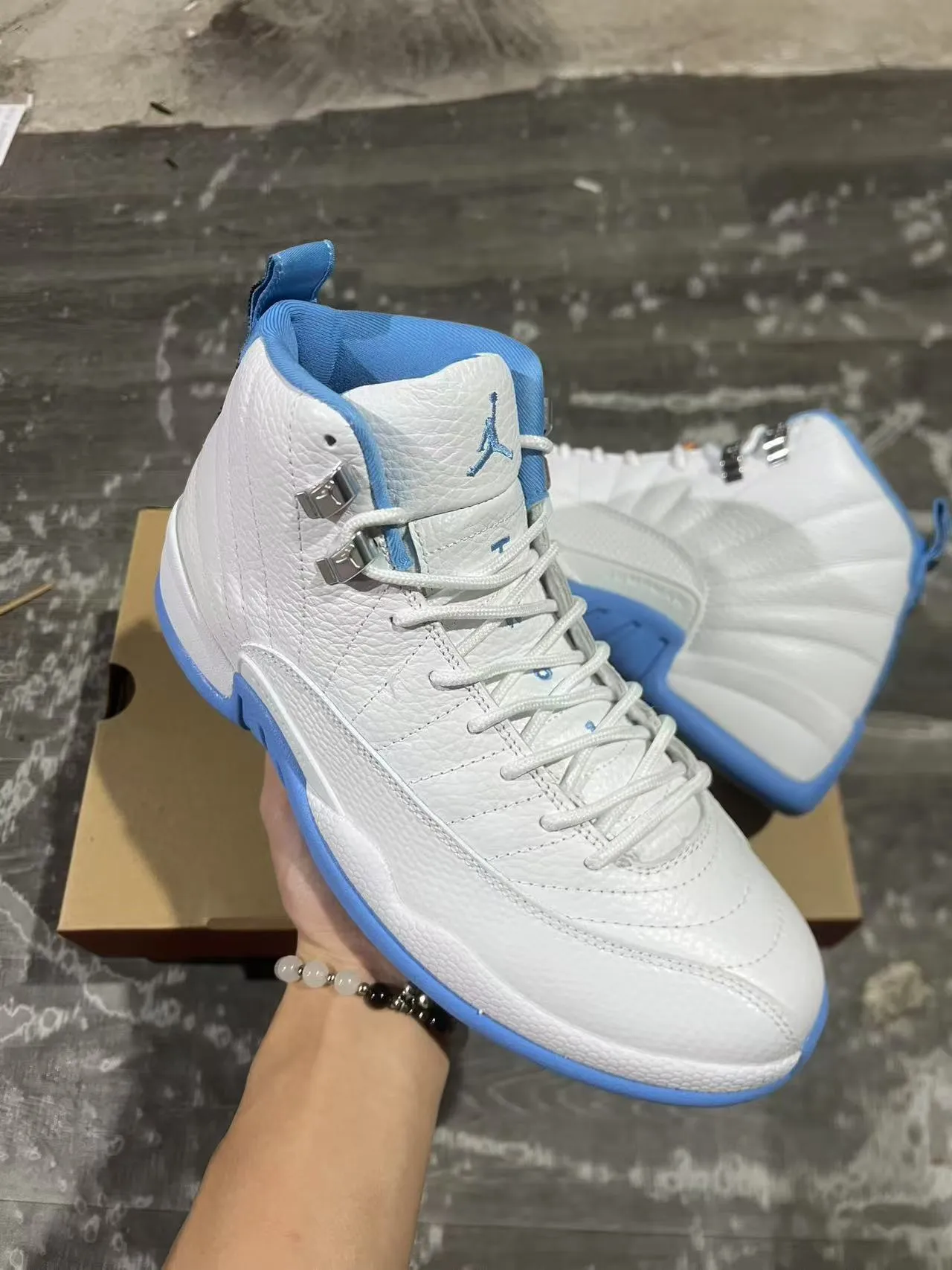 Zapatillas de baloncesto Air Jordan 12 blanco y azul 2