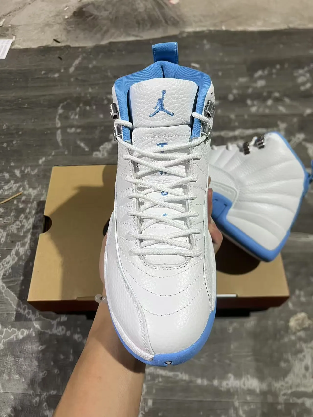 Zapatillas de baloncesto Air Jordan 12 blanco y azul 3