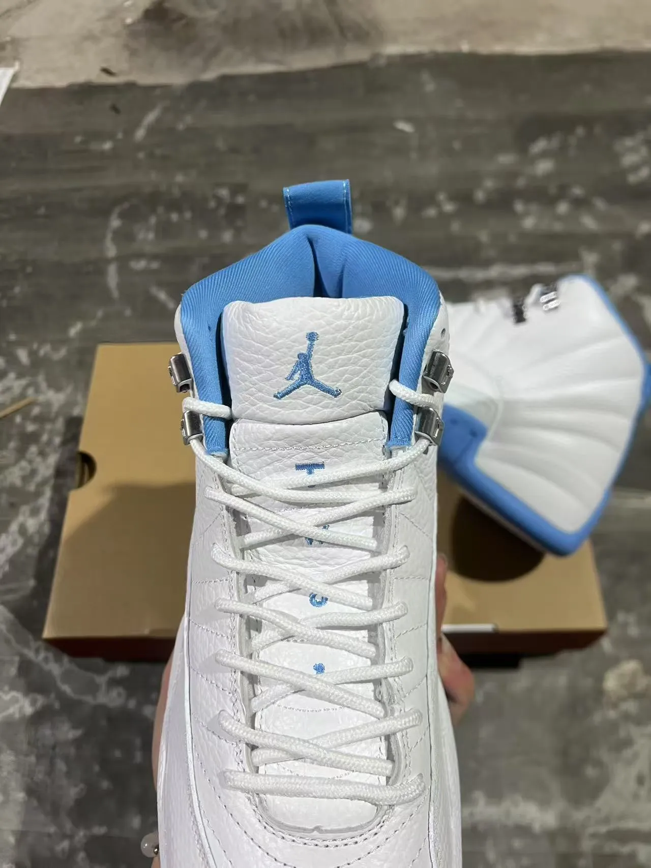 Zapatillas de baloncesto Air Jordan 12 blanco y azul 4