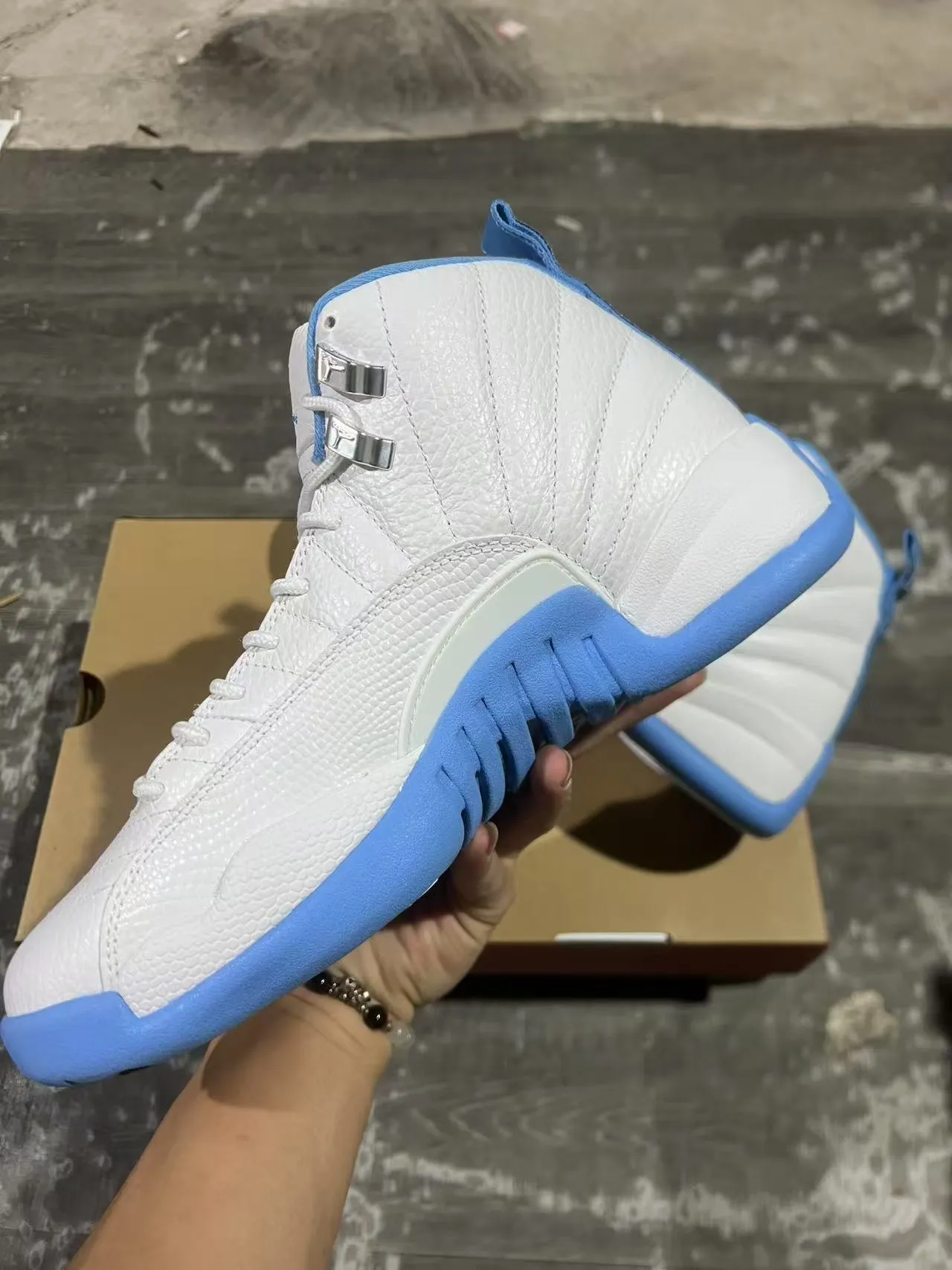 Zapatillas de baloncesto Air Jordan 12 blanco y azul 5