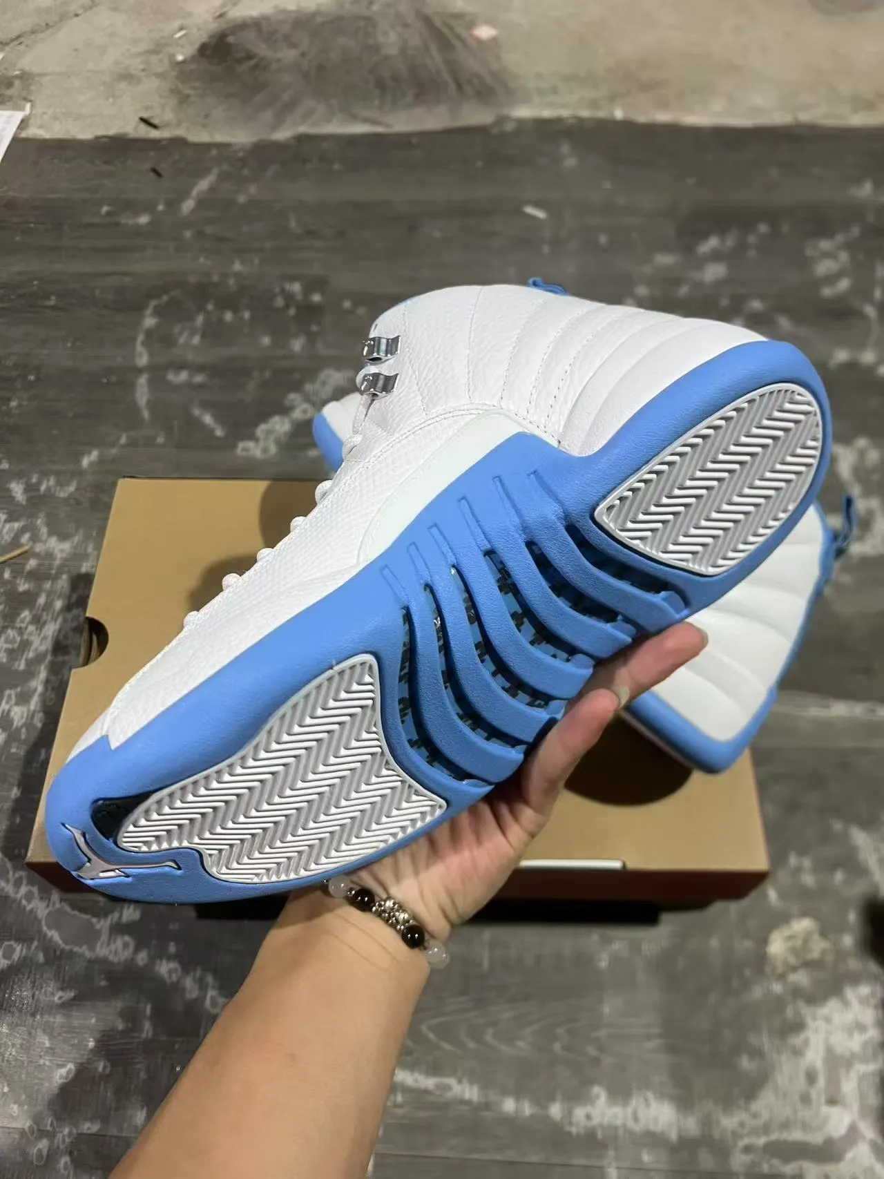 Zapatillas de baloncesto Air Jordan 12 blanco y azul 6