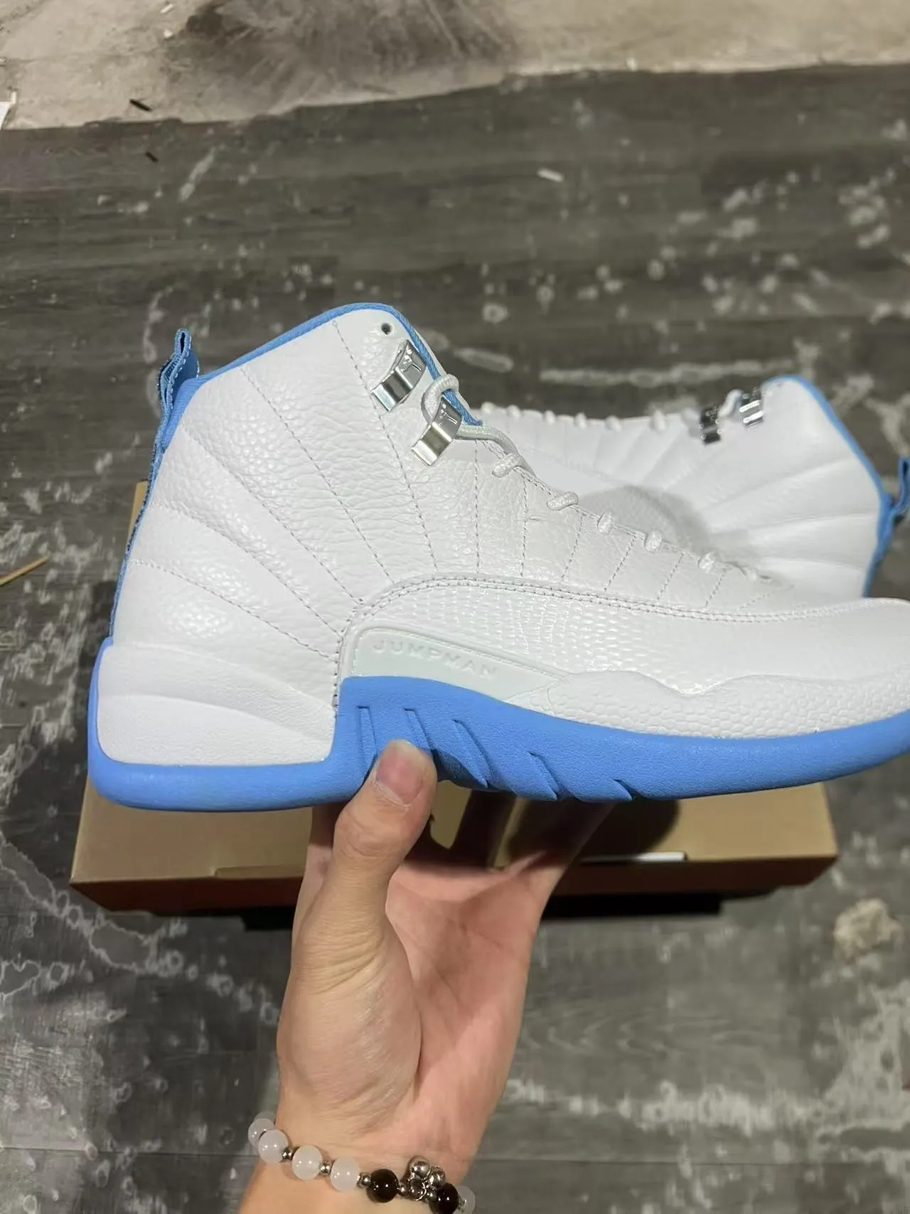 Zapatillas de baloncesto Air Jordan 12 blanco y azul 7