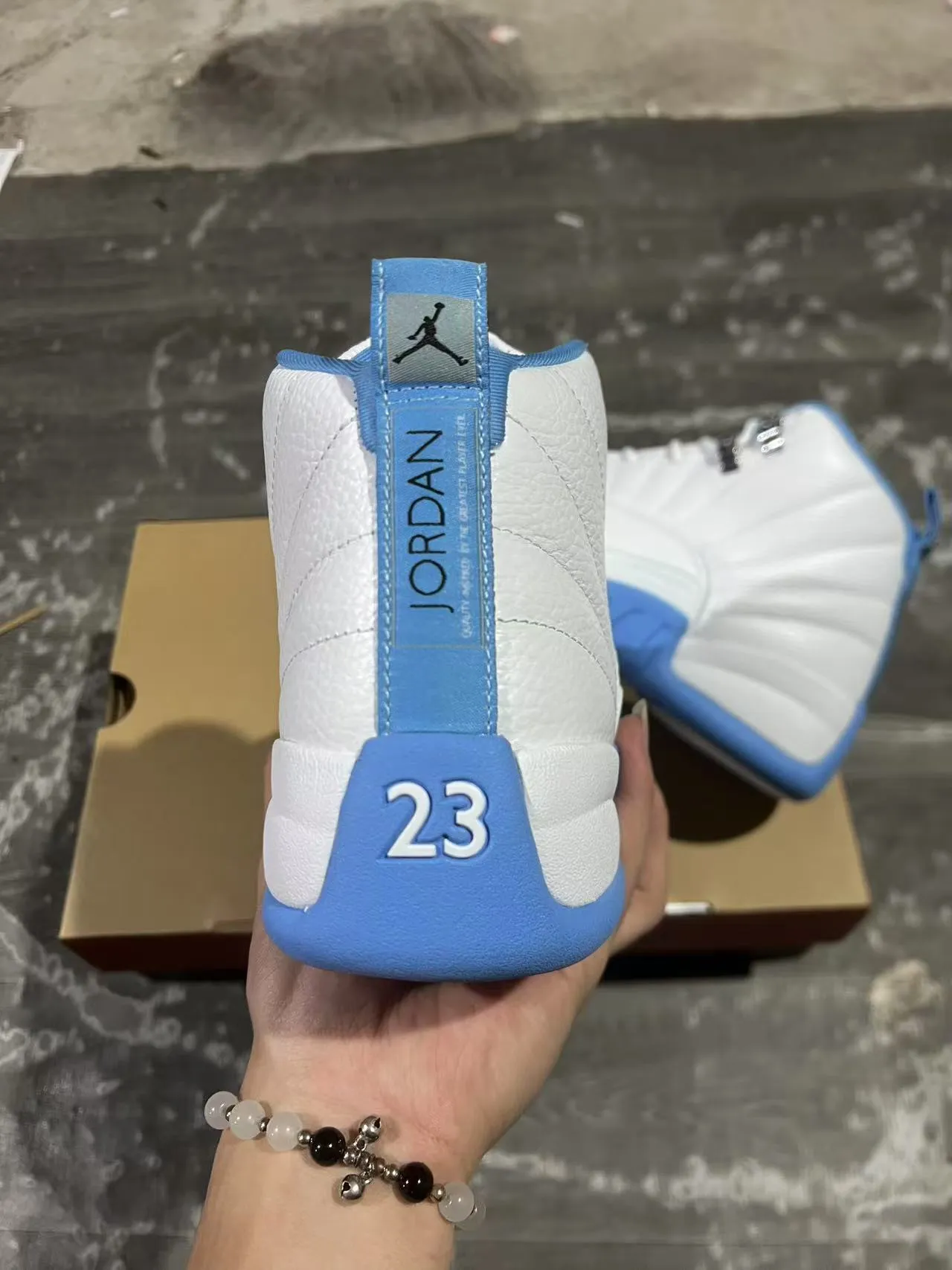 Zapatillas de baloncesto Air Jordan 12 blanco y azul 8