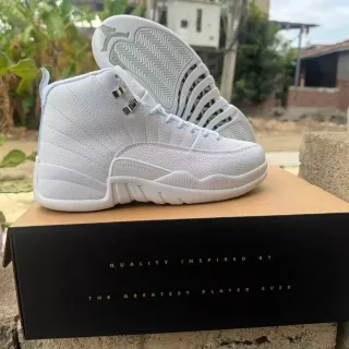 Tênis de basquete Air Jordan 12 de couro acolchoado branco