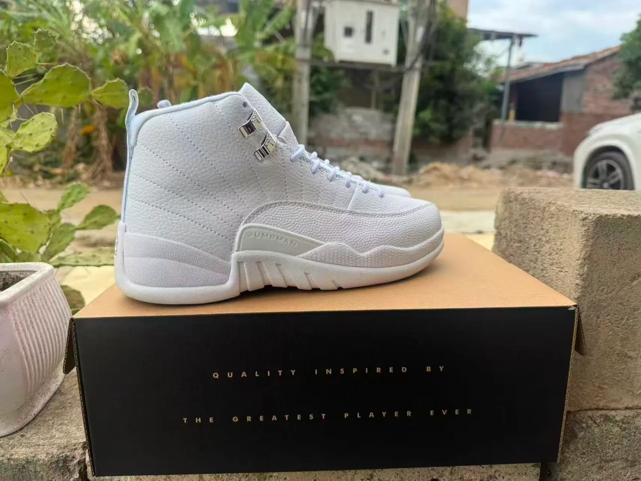 Tênis de basquete Air Jordan 12 de couro acolchoado branco 2