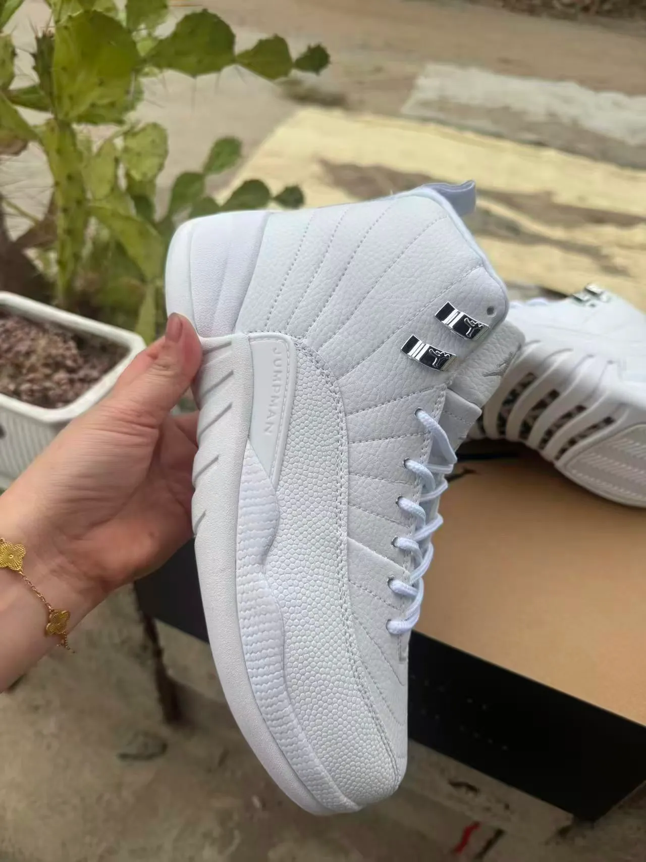 Tênis de basquete Air Jordan 12 de couro acolchoado branco 3