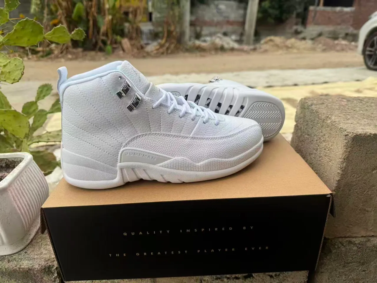 Tênis de basquete Air Jordan 12 de couro acolchoado branco 4
