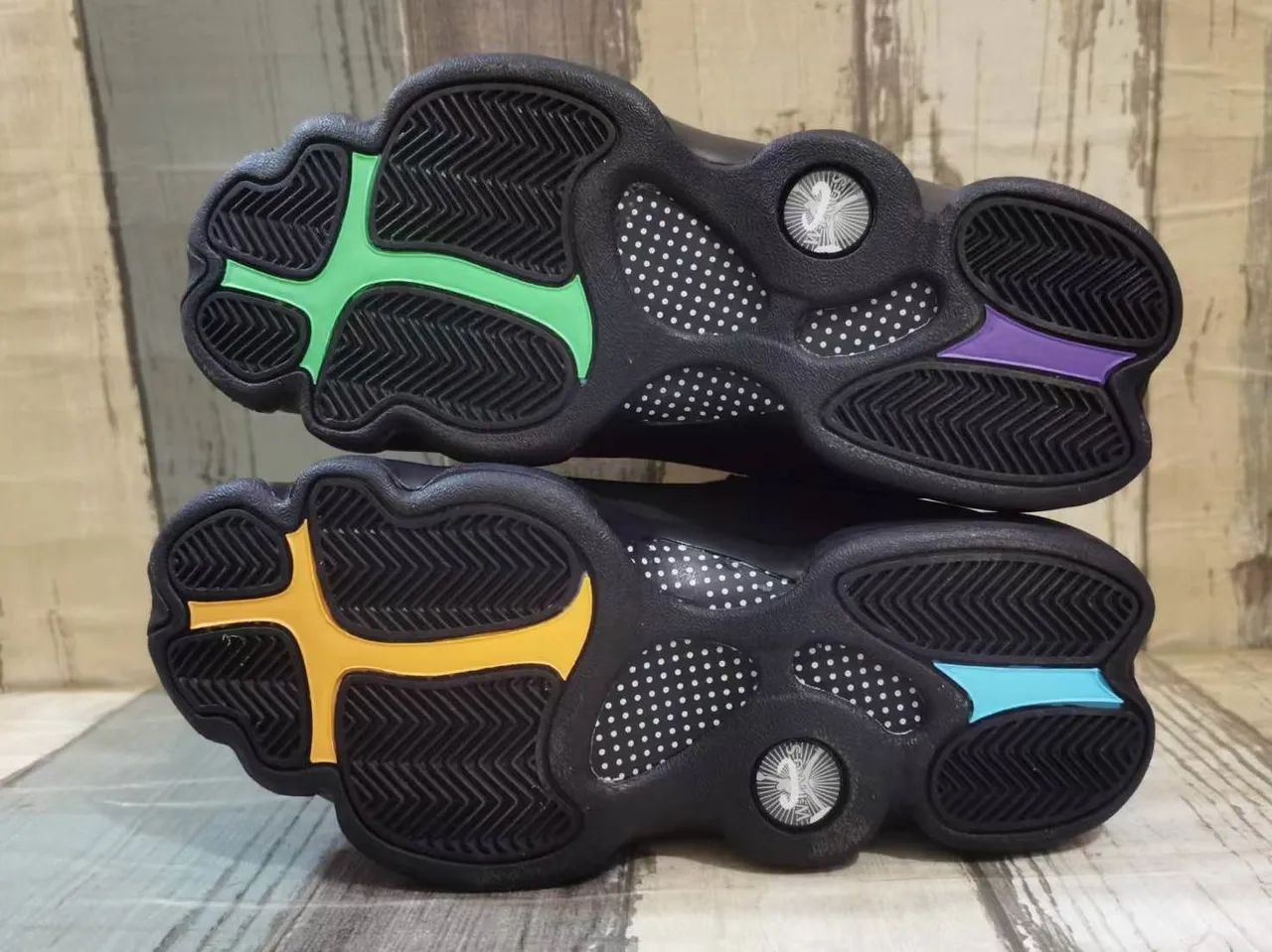 حذاء كرة السلة Air Jordan 13 ذو الرقبة العالية باللونين الأسود والأخضر مع جزء علوي بملمس الدنيم 2