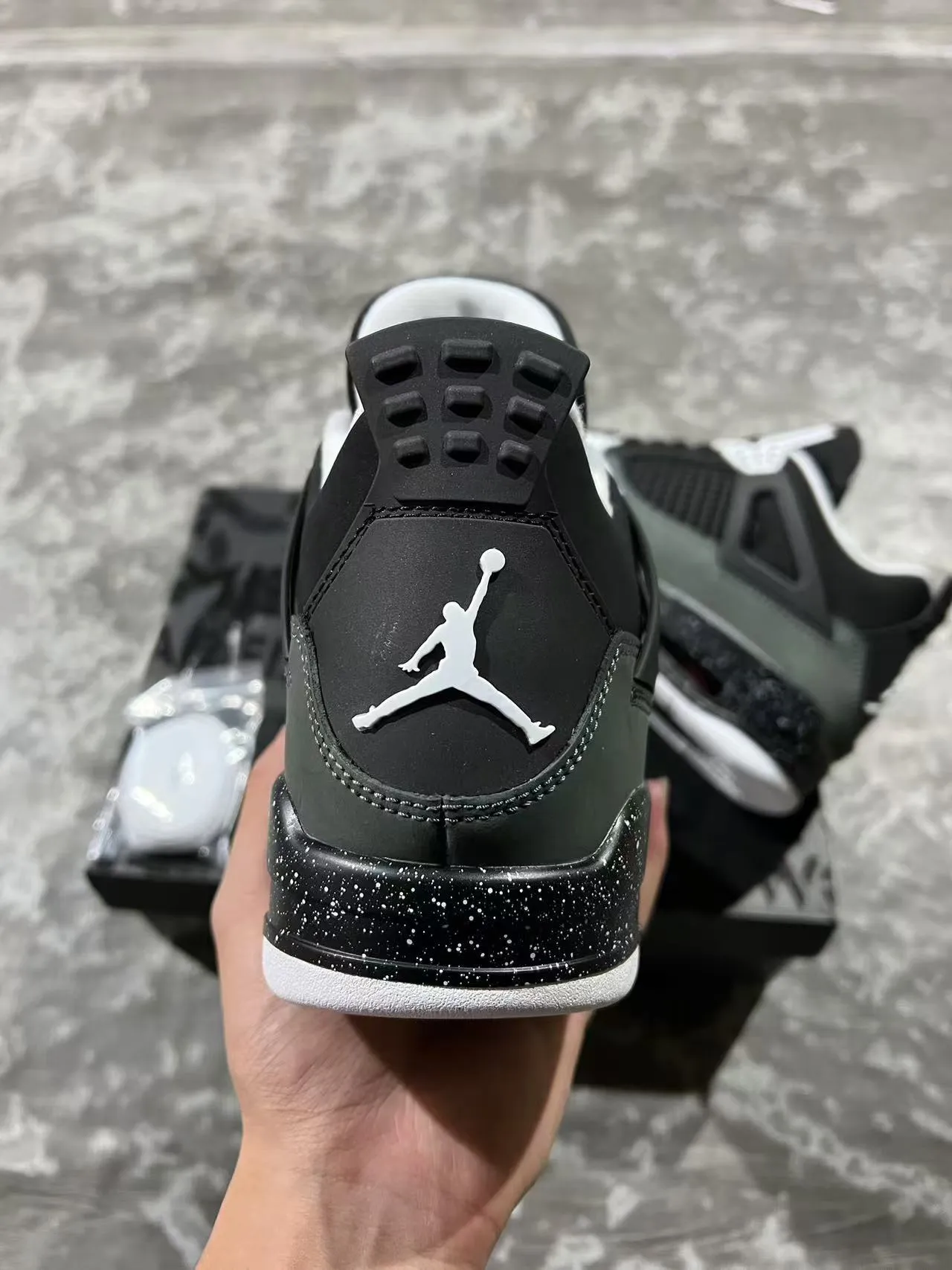 Air Jordan 4 黑灰斑点篮球鞋 8