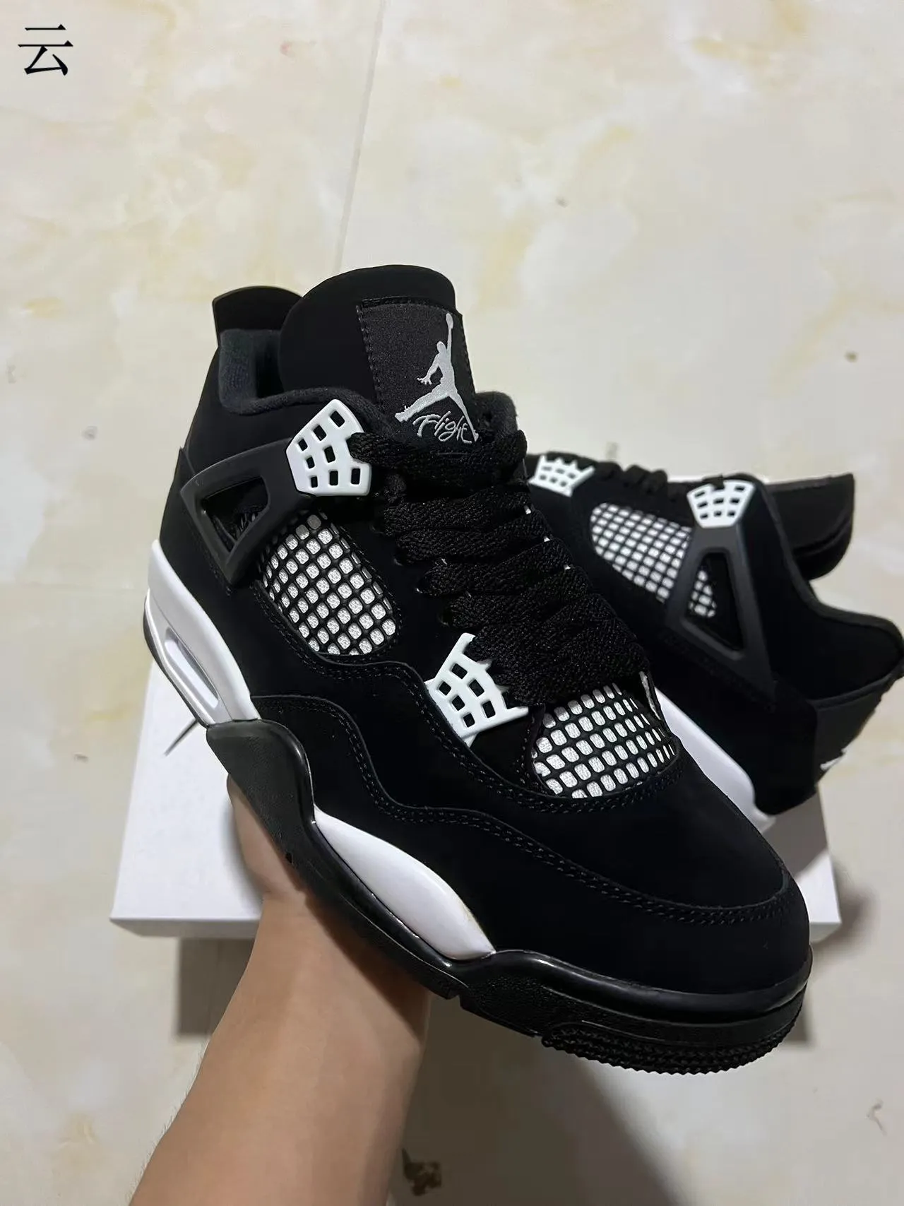 حذاء كرة السلة Air Jordan 4 أسود وأبيض 2