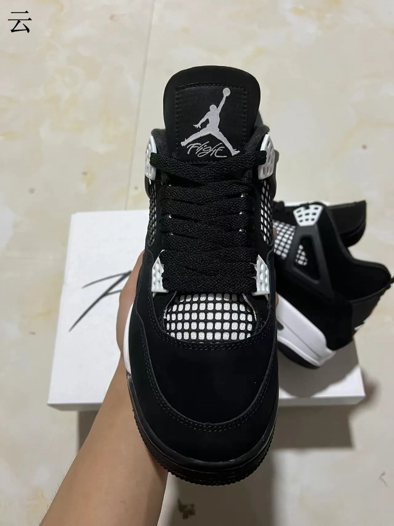 حذاء كرة السلة Air Jordan 4 أسود وأبيض 3