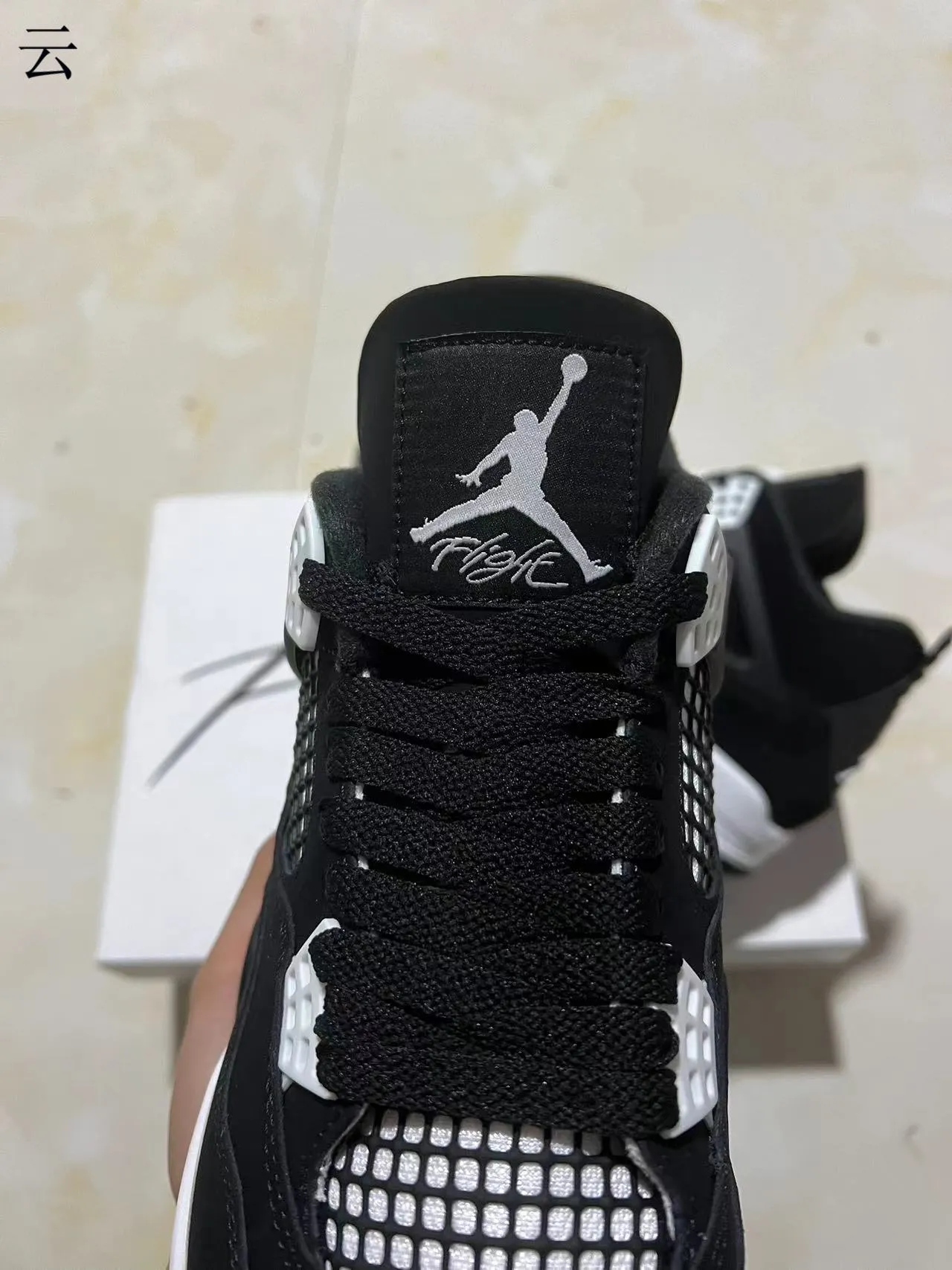 حذاء كرة السلة Air Jordan 4 أسود وأبيض 4