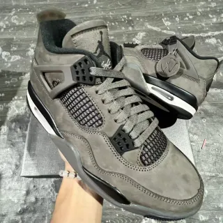 Tênis de basquete Air Jordan 4 em camurça cinza