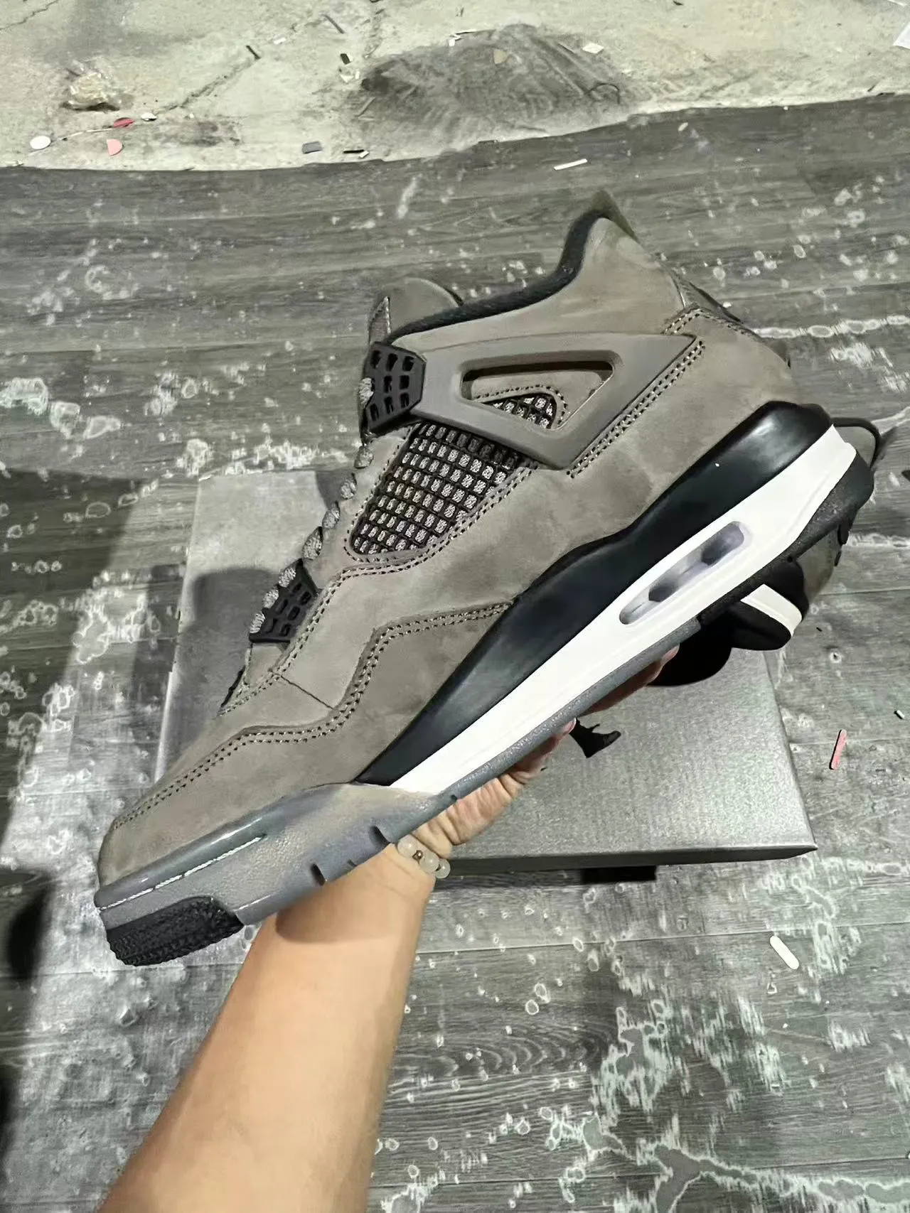 أحذية كرة السلة Air Jordan 4 من الجلد السويدي الرمادي 4