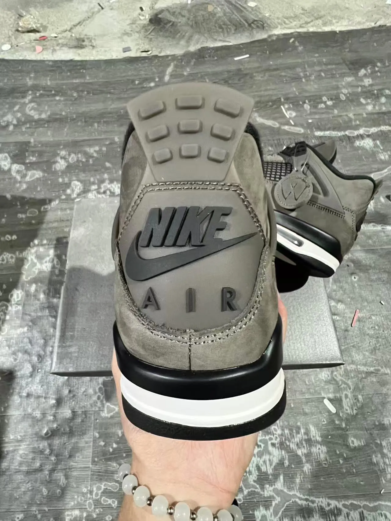 أحذية كرة السلة Air Jordan 4 من الجلد السويدي الرمادي 7