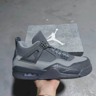 Tênis de basquete Air Jordan 4 cinza monocromático