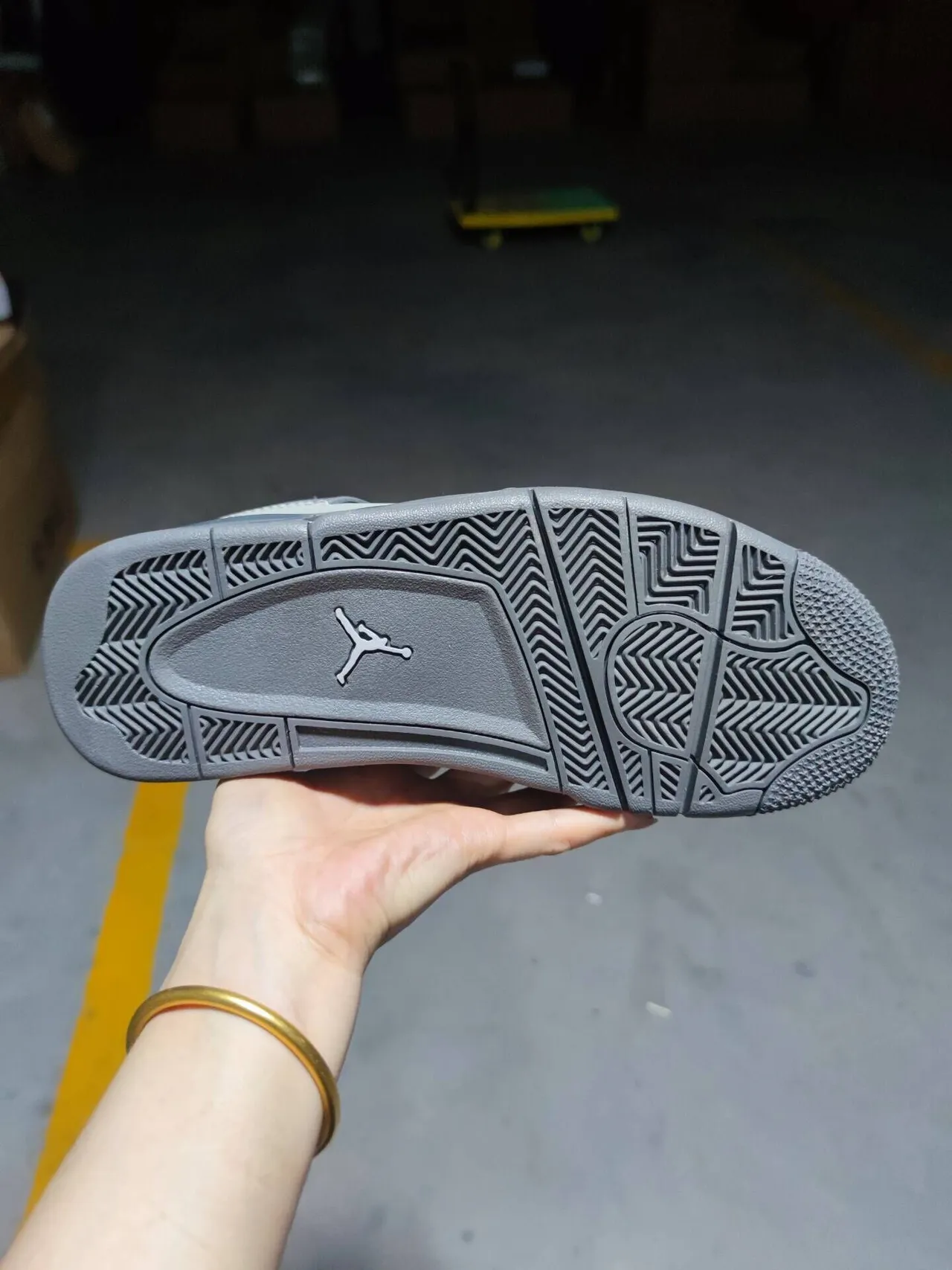 Chaussures de basketball Air Jordan 4 gris monochrome 9