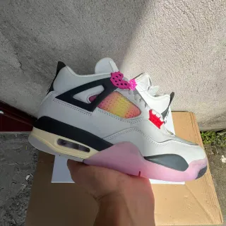 Tênis de basquete Air Jordan 4 em mesh com degradê branco, preto e rosa
