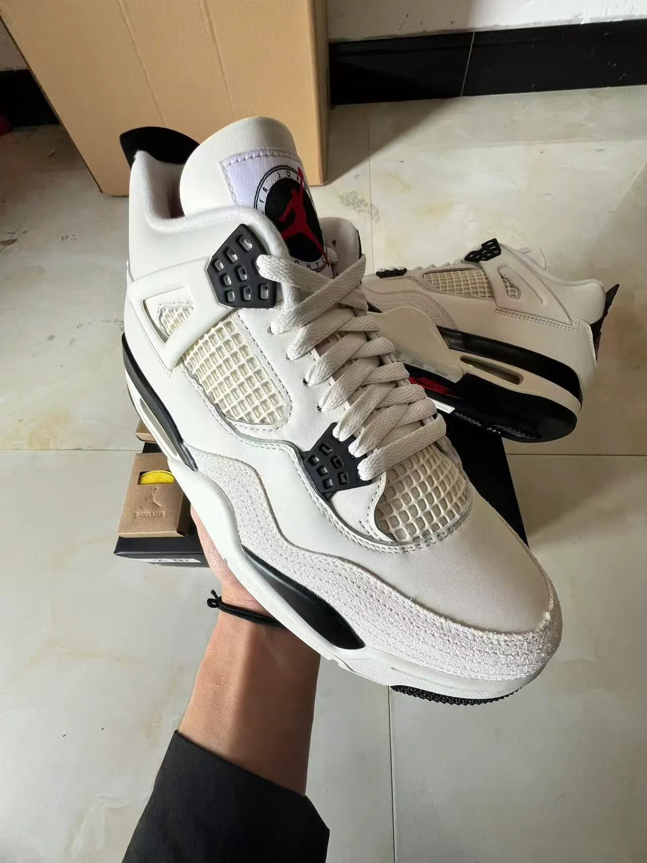 Tênis de basquete Air Jordan 4 branco preto vermelho 2