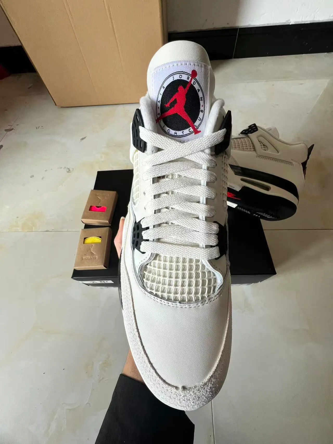 Tênis de basquete Air Jordan 4 branco preto vermelho 3