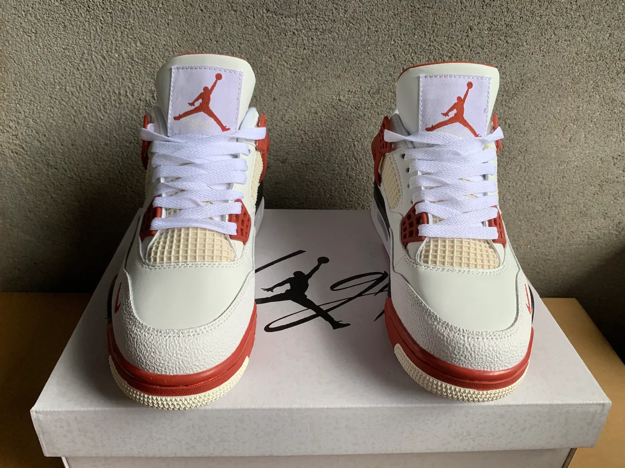 حذاء كرة السلة Air Jordan 4 أبيض وأحمر 3