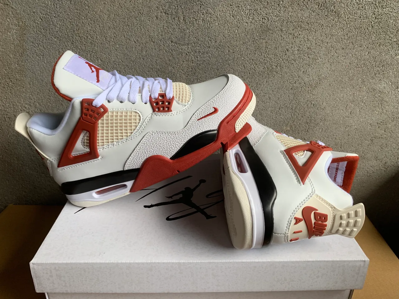 حذاء كرة السلة Air Jordan 4 أبيض وأحمر 5