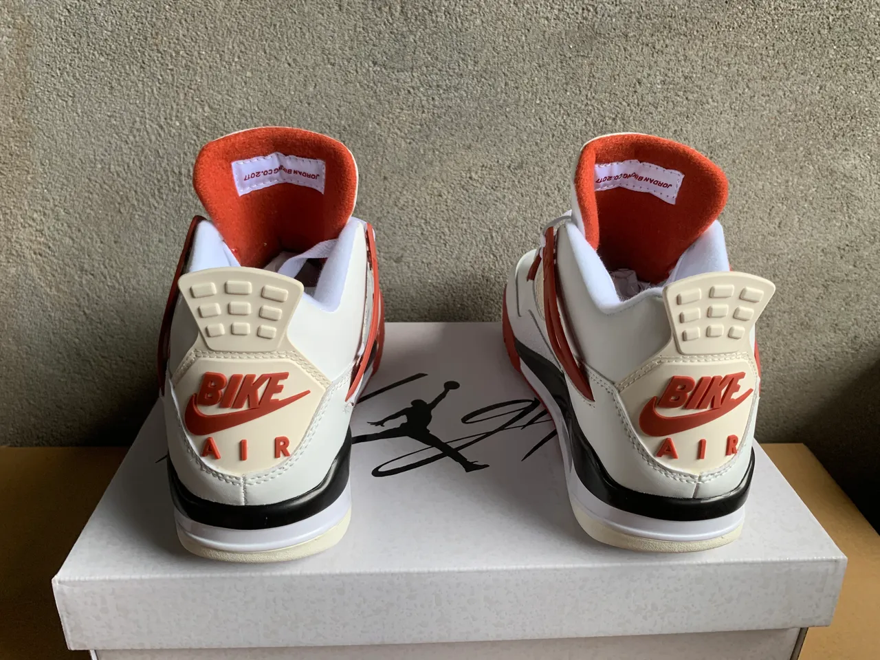 حذاء كرة السلة Air Jordan 4 أبيض وأحمر 9
