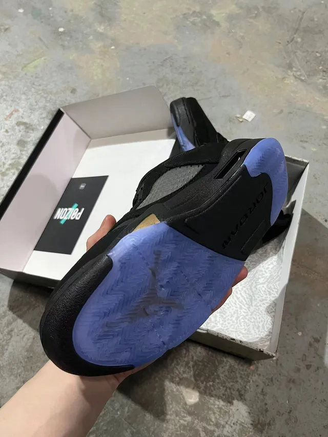Chaussures de basketball Air Jordan 5 Noir et Or '20' 4