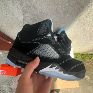 Tênis de basquete Air Jordan 5 preto e branco com sola translúcida