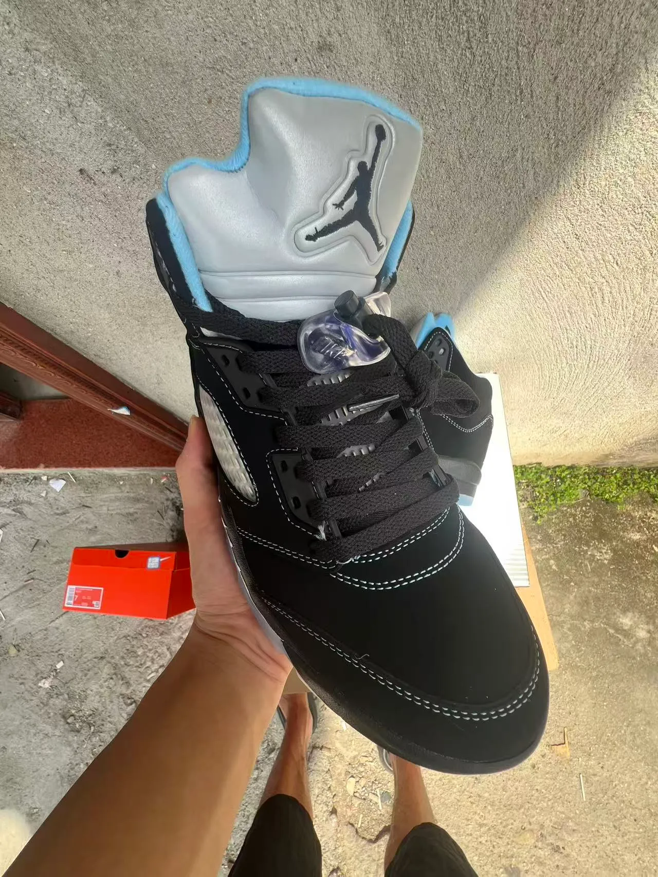 Chaussures de basketball Air Jordan 5 noir et blanc à semelle translucide 2