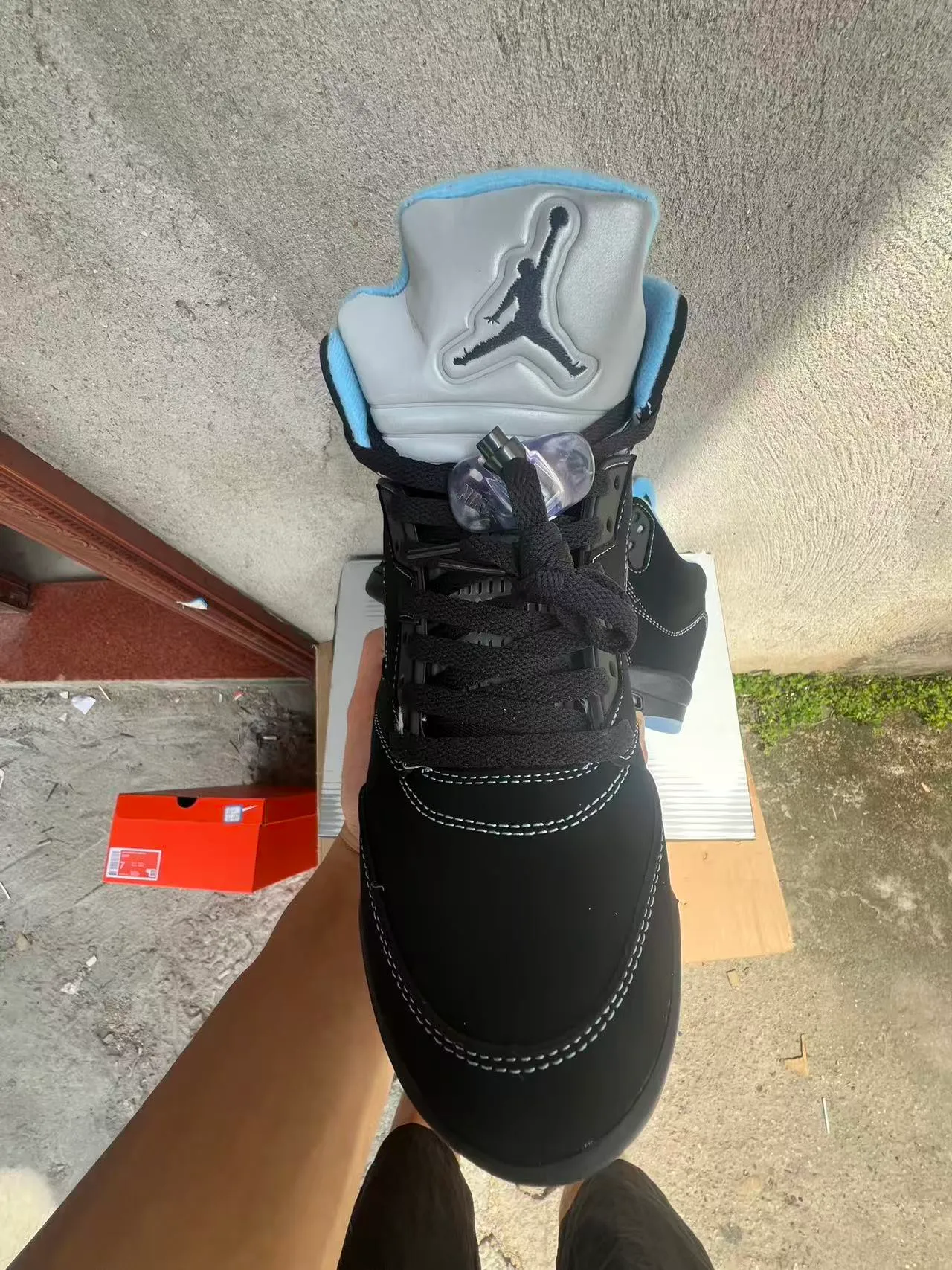 Chaussures de basketball Air Jordan 5 noir et blanc à semelle translucide 3